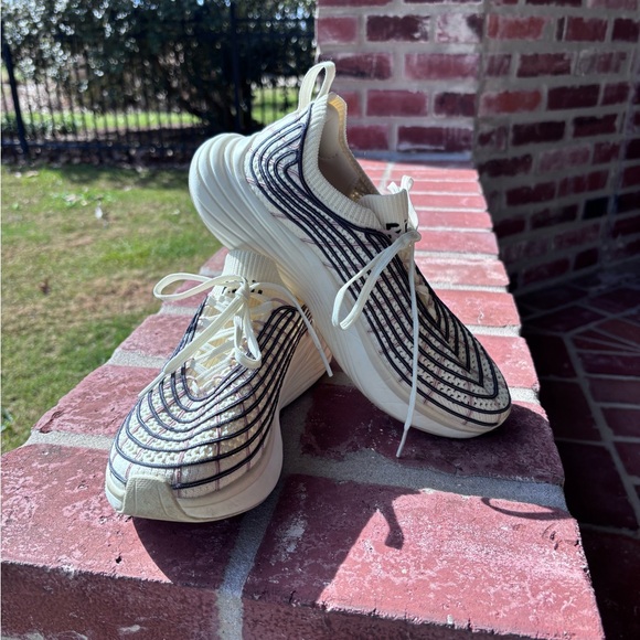 EUC APL Techloom Running Shoes. Stylish Cream Patterned Sneakers. Size 7.5 - Picture 2 of 9